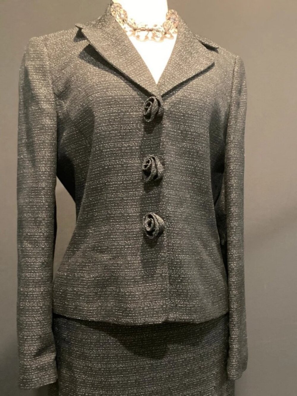Le Suit Black Tweed Rosette Button 2 pc Skirt Suit Church Work Size 8